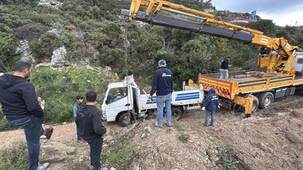 Uçuruma devrilen kamyonette ölümden döndüler