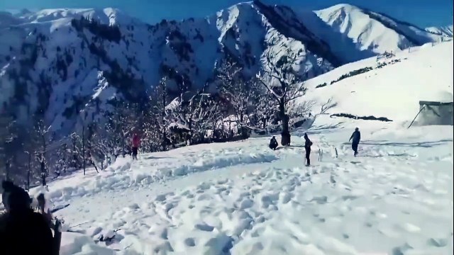 موسم سرما کی تنہائی کے بیچ گریز کی وادی تلیل میں سنو کرکٹ کا آغاز