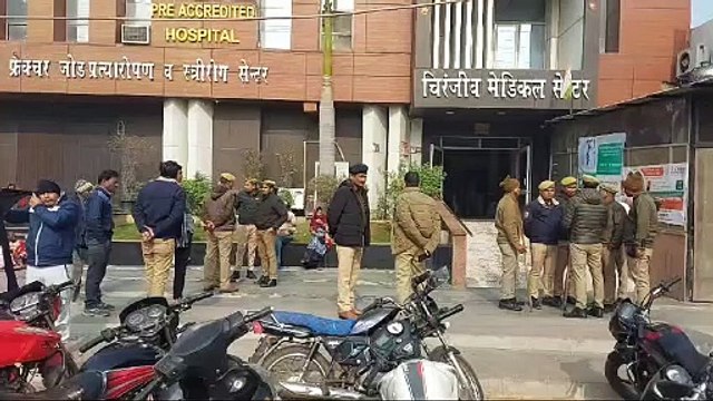 गर्भवती महिला की मौत पर हंगामा, गायनिक डॉक्टर की जगह हड्डी विशेषज्ञ पति पर ऑपरेशन करने का आरोप