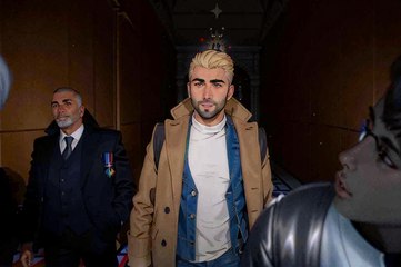 Slimane rompt le silence à travers sa musique après le scandale