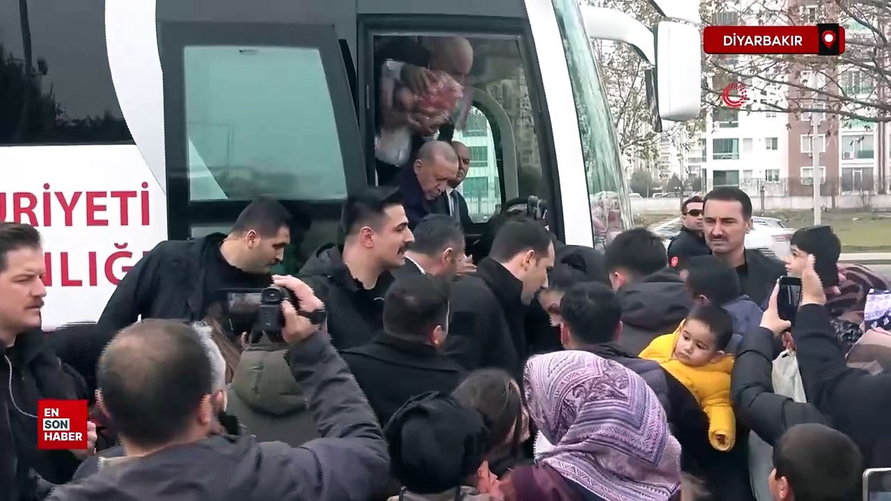 Cumhurbaşkanı Erdoğan çocuklara oyuncak dağıtıp harçlık verdi