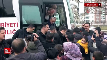 Cumhurbaşkanı Erdoğan çocuklara oyuncak dağıtıp harçlık verdi