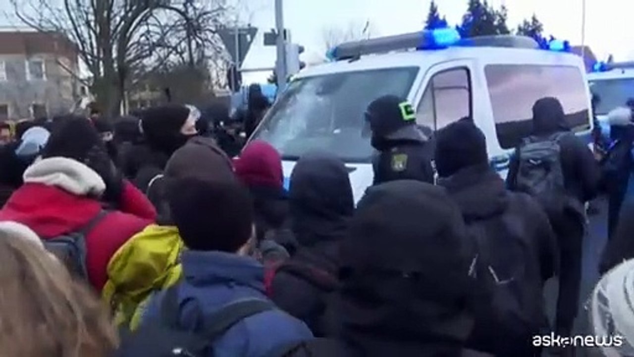 In Sassonia le proteste ritardano il congresso dell'estrema destra di AfD
