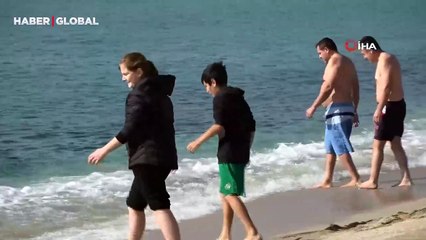 Antalya'da denize girip, kışa meydan okuyorlar