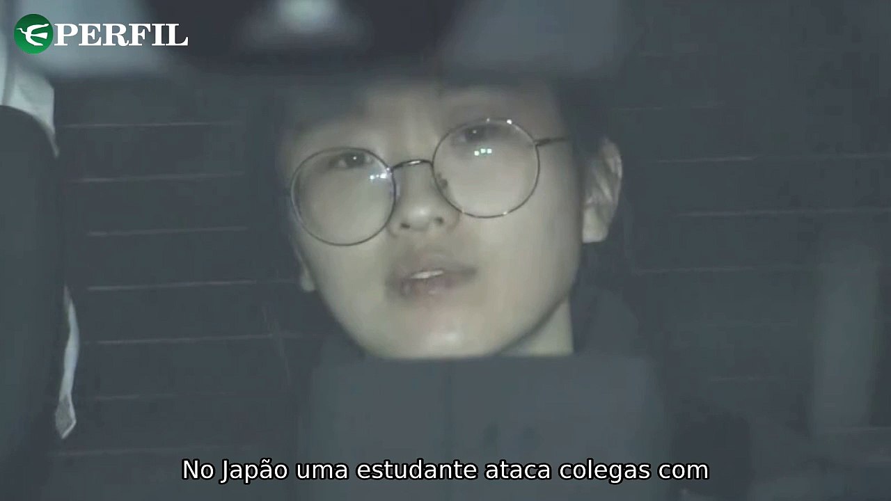 "Jovens em Conflito: Ataques, Amizades e Loucura no Mundo Artístico e Universitário"