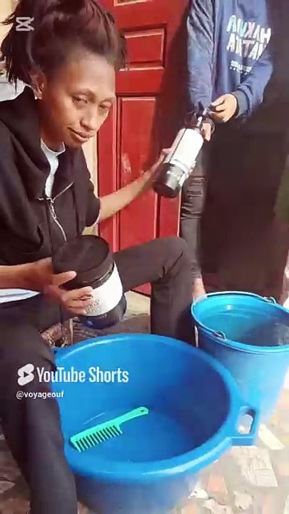 LAVAGE DE CHEVEUX a Madagascar