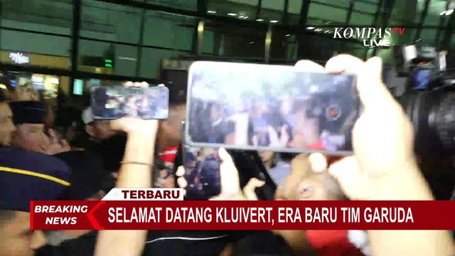 Momen Suporter Minta Tanda Tangan Pelatih Timnas Patrick Kluivert yang Baru Tiba di Indonesia