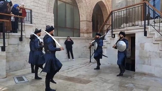 Nereden nereye… Askerlerden camide tüyleri diken diken eden nöbet değişimi