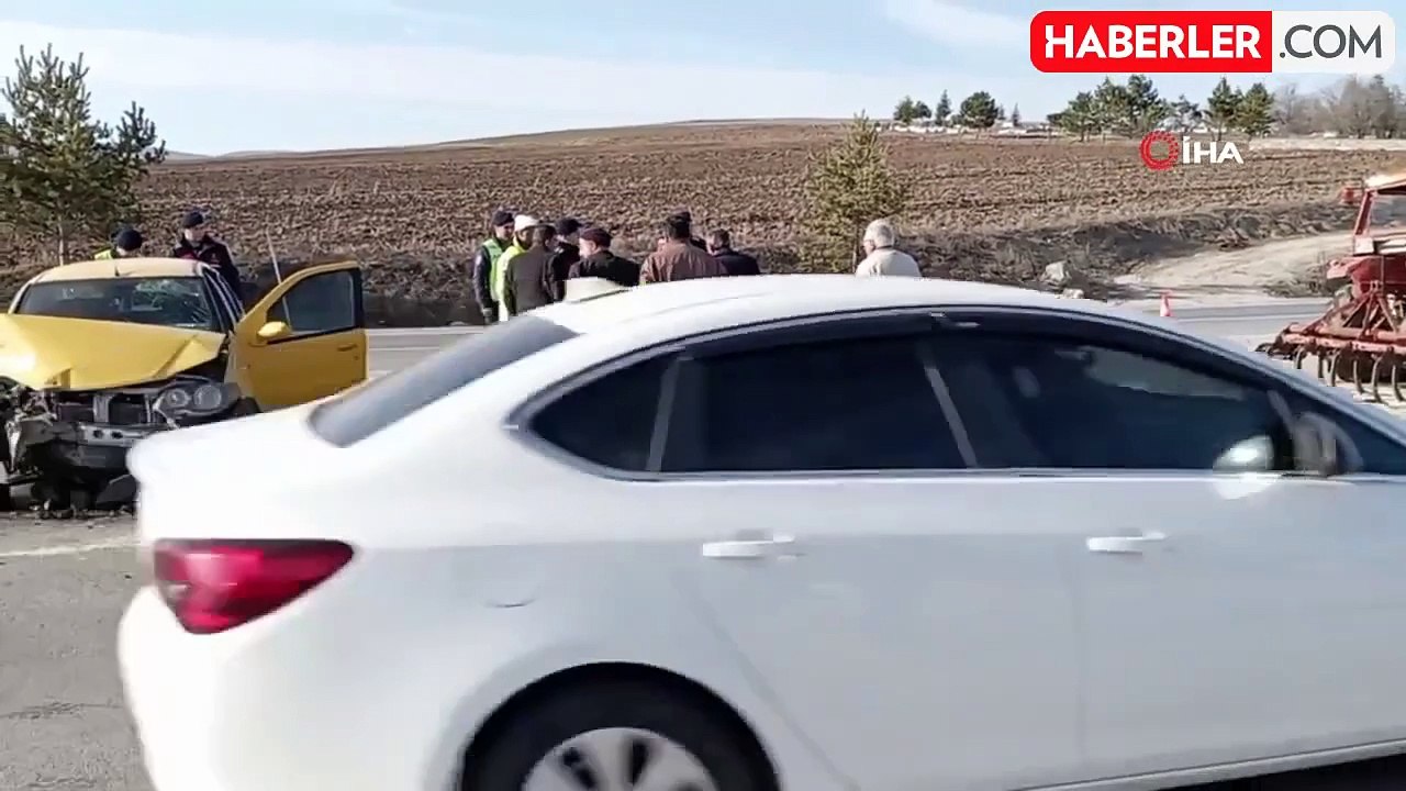 Otomobil Traktöre Arkadan Çarptı: 2 Yaralı