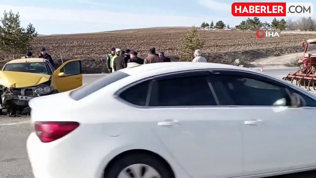 Otomobil Traktöre Arkadan Çarptı: 2 Yaralı