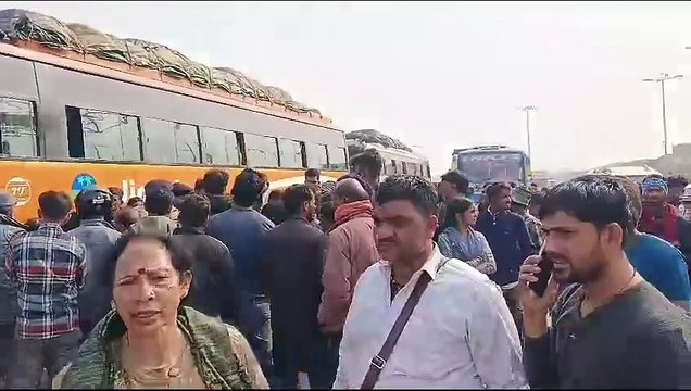 यूपी से आ रही तीर्थ यात्रियों की बस जांच चौकी के बैरियर से टकराई, कई यात्री घायल, यात्रियों ने कहा- पुलिसकर्मियों ने पैसे वसूलने के लिए अचानक लगाया था बैरियर