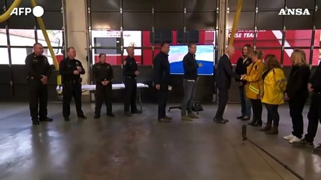 Los Angeles in fiamme, Biden visita una stazione dei vigili del fuoco