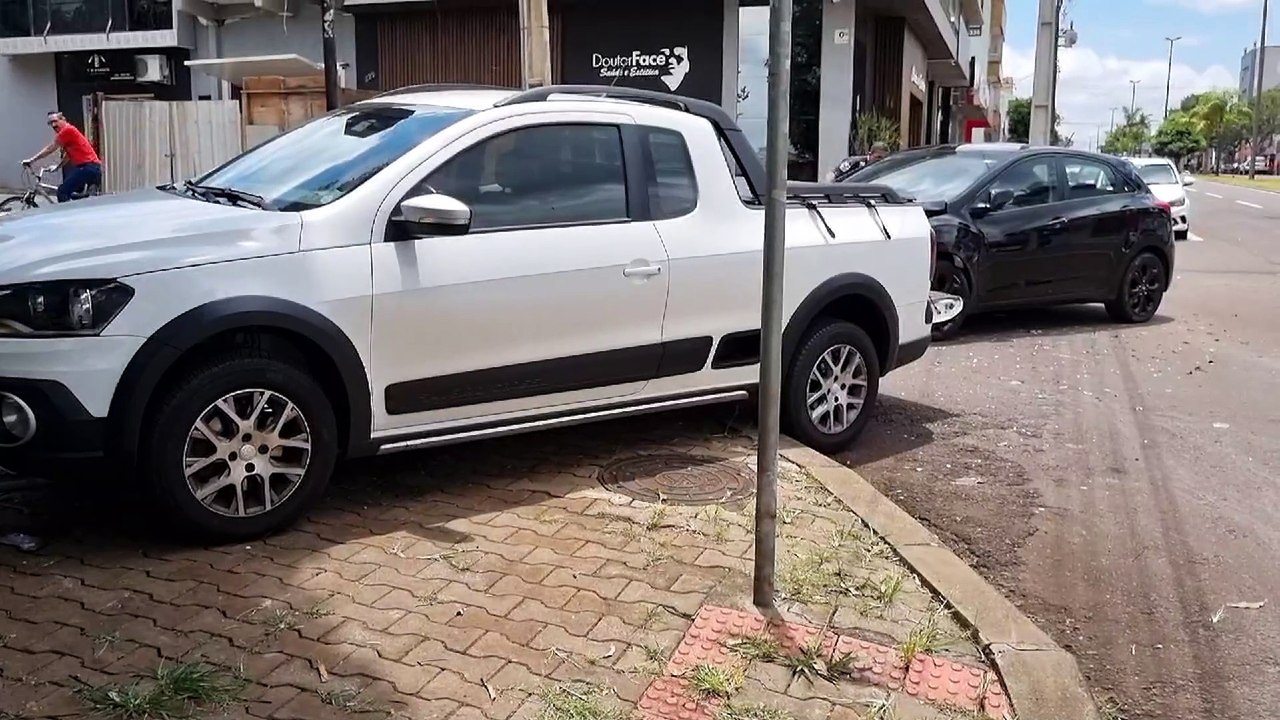 Saveiro e i30 se envolvem em acidente na Avenida Brasil