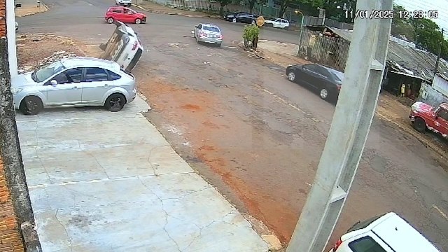 Imagens de câmera de segurança mostram capotamento que deixou duas mulheres feridas no bairro São Cristóvão