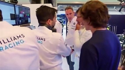 Sainz con los ingenieros de Williams, en su primer día en Abu Dhabi