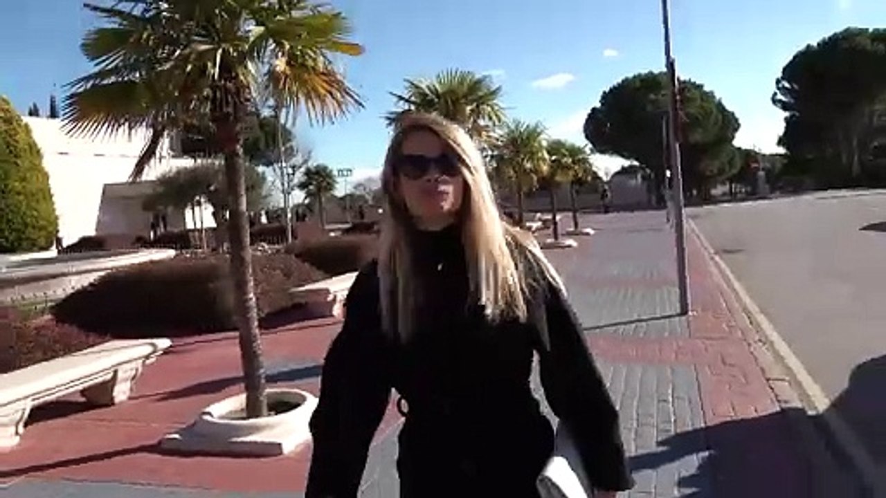 Carla Goyanes, visiblemente rota, despide a su tío en el tanatorio de La Paz