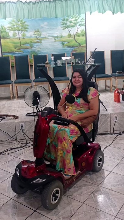 Campanha beneficente busca arrecadar recursos para substituir baterias de cadeira de rodas motorizada da senhora Ceicinha, em Patos