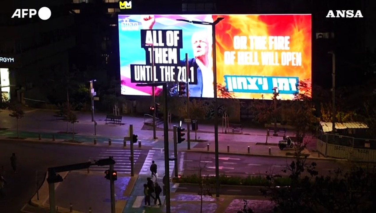 A Tel Aviv il cartellone cita Trump sull'accordo per gli ostaggi
