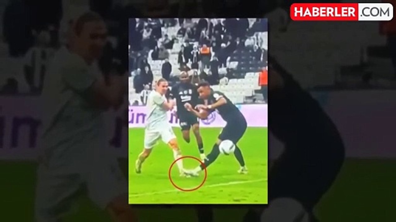 VAR'da incelendi ama penaltı verilmedi: Herkes maçın bile önüne geçen bu pozisyonu tartışıyor