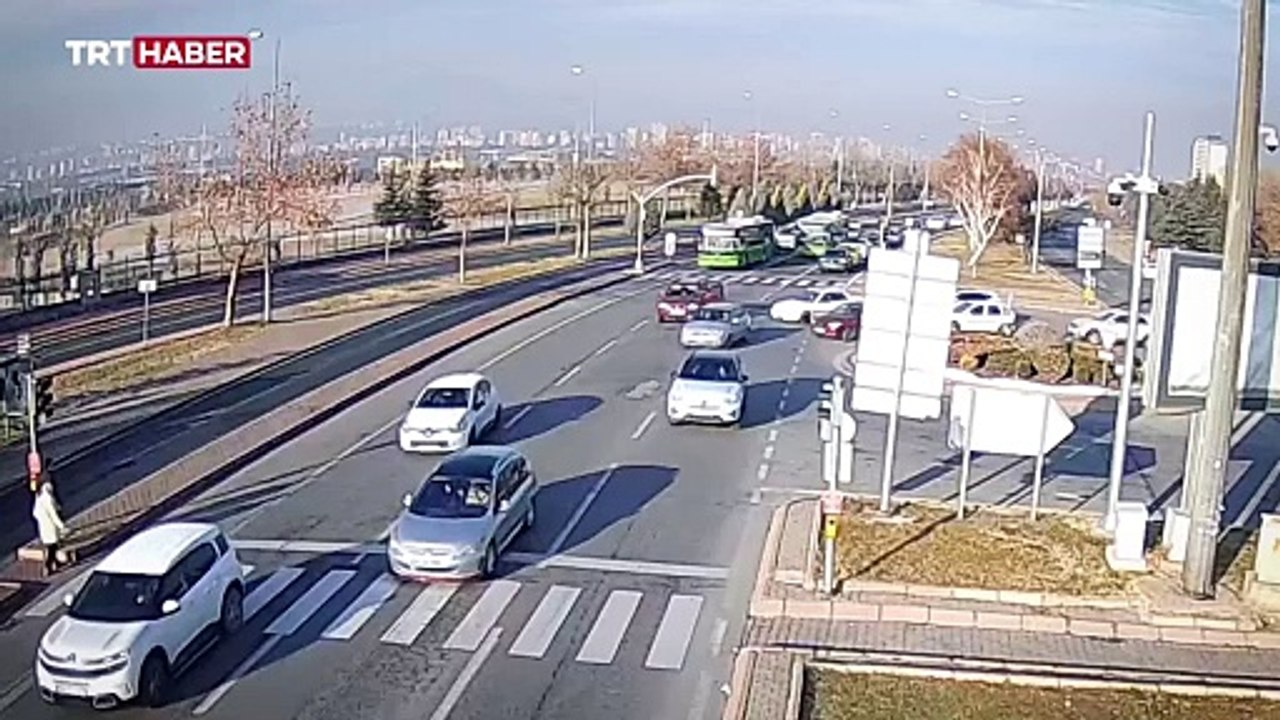 Otobüsü durdurup boğazına yiyecek kaçan kadının yardımına koştu