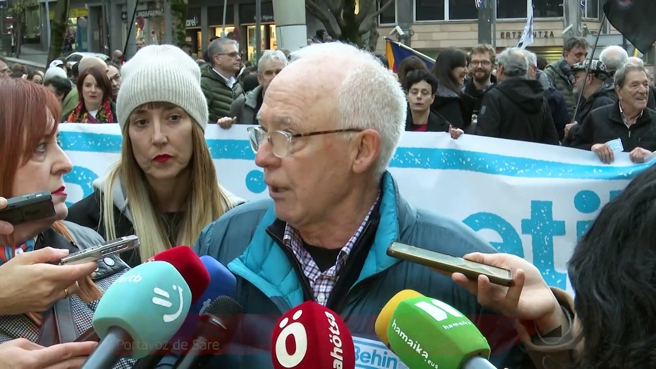 Miles de personas piden en Bilbao "abrir las puertas de las celdas" a los presos de ETA