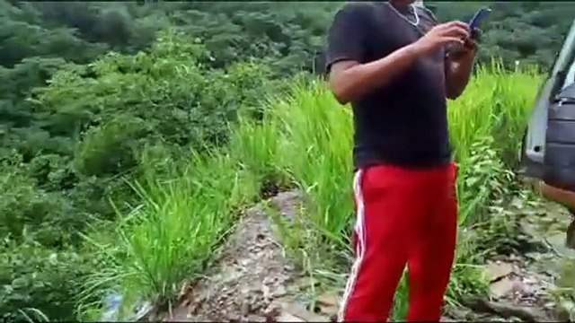 Vehículo cayó al río en los Yungas