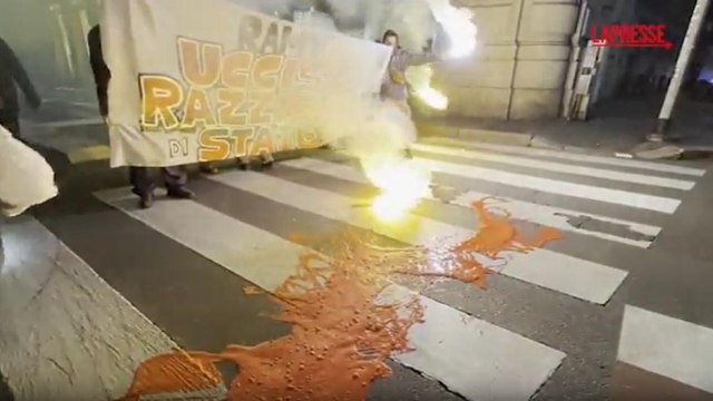 Vernice rossa contro la Prefettura al corteo per Ramy: «Ucciso da razzismo di Stato»