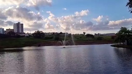 Adolescentes ignoram proibição e se arriscam em lago do Ecopark Oeste