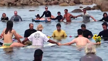 Hundreds pay tribute to shark attack victim Lance Appleby in paddle out event on SA west coast