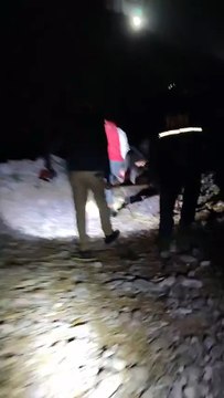 आधी रात को एक कार 100 फीट गहरी खाई में गिरी,तीन लोगों की हालत गंभीर