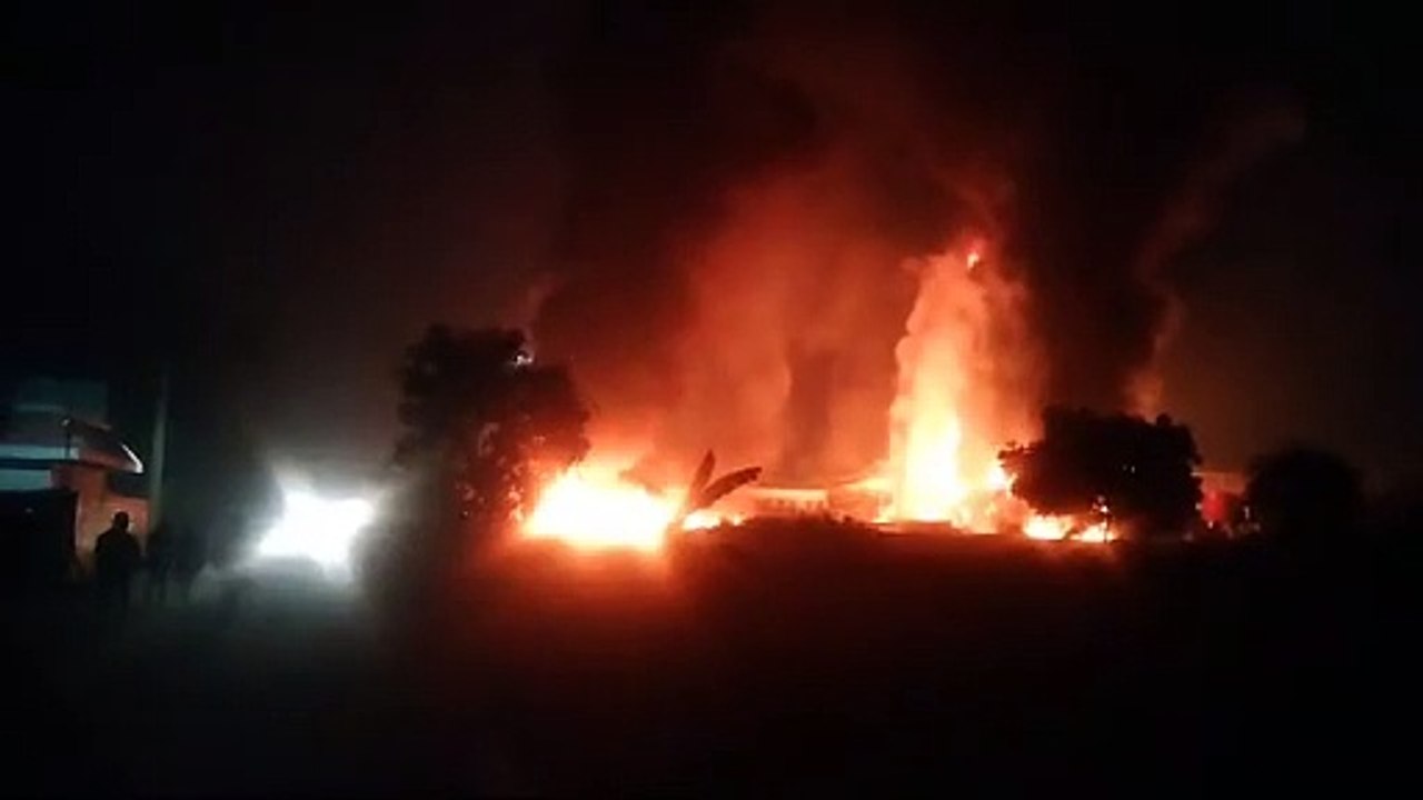 केमिकल फैक्ट्री में लगी भीषण आग, 32 दमकल की गाड़ियां आग को बुझाने में जुटी