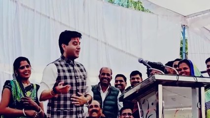 मंत्री ज्योतिरादित्य सिंधिया जैकेट पहन हैरान:महिलाओं की तारीफ की,बोले- यह मैं अपनी पत्नी को दिखाऊंगा