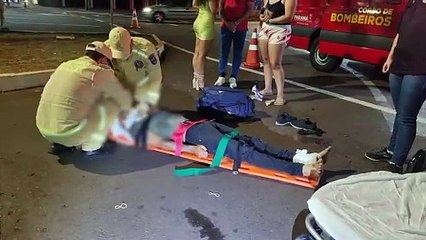 Motociclista é atingido por Corolla após furar o semáforo na Avenida Brasil