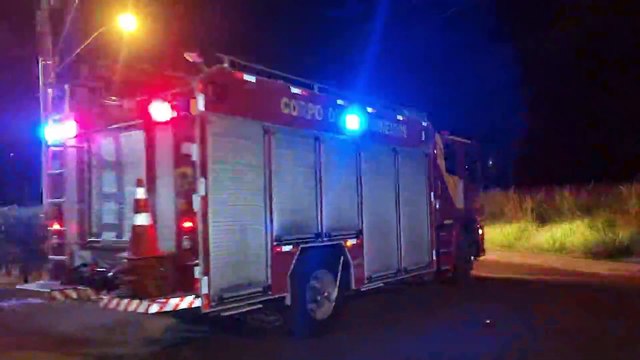 Com tiro na perna, homem invade empresa, sobe no telhado e é resgatado pelo Corpo de Bombeiros