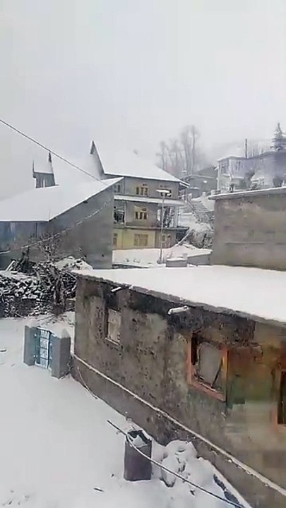 लाहौल स्पीति में बर्फबारी हुई शुरू मनाली के सोलंगनाला पहुंच रहे सैलानी कुल्लू के ऊंचाई वाले इलाकों में भी हुई बर्फबारी