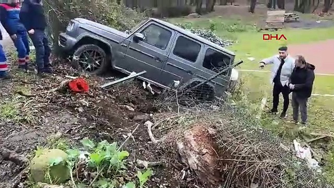 İstanbul - Sarıyer’de İranlı iş insanının ciple seyyar satıcıya çarpıp mesire alanına uçtuğu anlar kamerada
