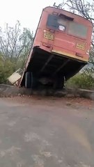 अंबाजोगाईच्या पठाण मांडवा घाटात एसटी बसचा भिषण अपघात...!