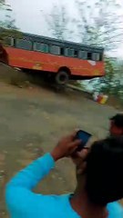 अंबाजोगाईच्या पठाण मांडवा घाटात एसटी बसचा भिषण अपघात...!