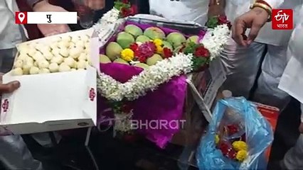 मोसमातला पहिला आंबा पुण्यातील मार्केट यार्डात दाखल; मिळाला 'एवढा' भाव