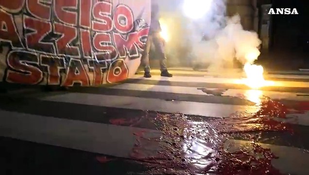 Corteo per Ramy a Milano, fumogeni e vernice rossa sull'asfalto