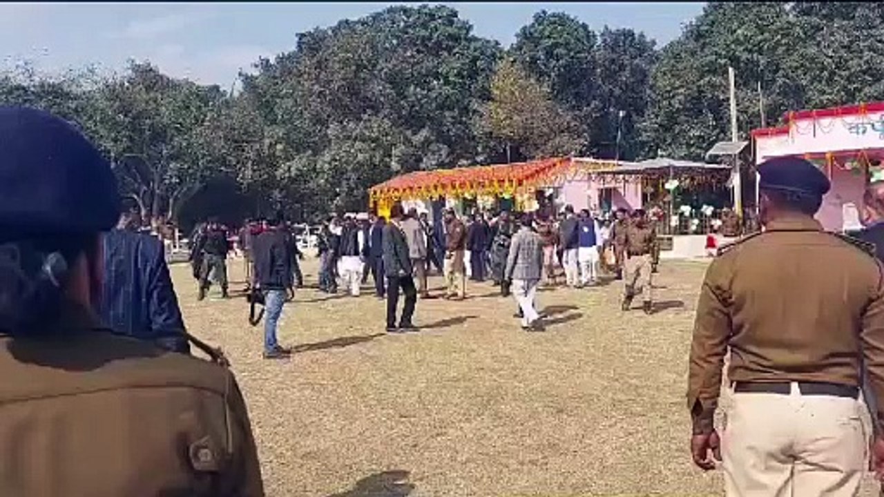 सीएम नीतीश कुमार प्रगति यात्रा के दौरान खुटौना प्रखंड के  दुर्गीपट्टी  हेलीकॉप्टर से पहुंचे।  उसके बाद झंझारपुर प्रखंड के मिथिलाहट पहुंचे