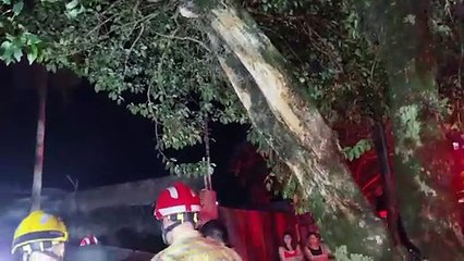 Quase tragédia! casal fica encarcerado após carro atingir muro em grave acidente no São Cristóvão