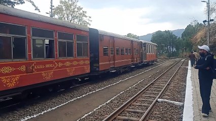 विश्व धरोहर कालका-शिमला रेलवे ट्रैक पर डीआरएम का निरीक्षण, स्टेशनों को ओर सुंदर बनाने की योजना