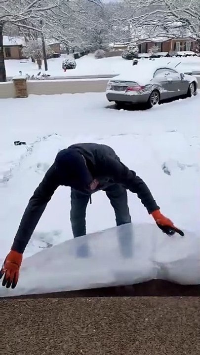 Bir Babanın Kar Yağışına Karşı Aldığı Önlem