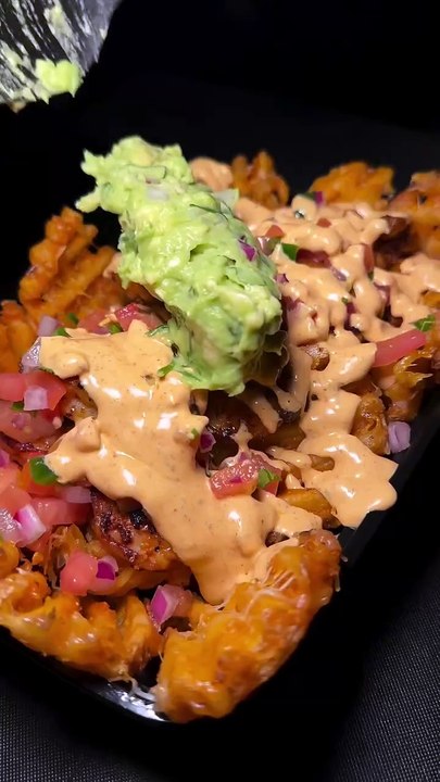 Follow for more ASMR videos🌮🍟 Credits: @burritobomba #mukbang #asmr #fastfood #asmreating