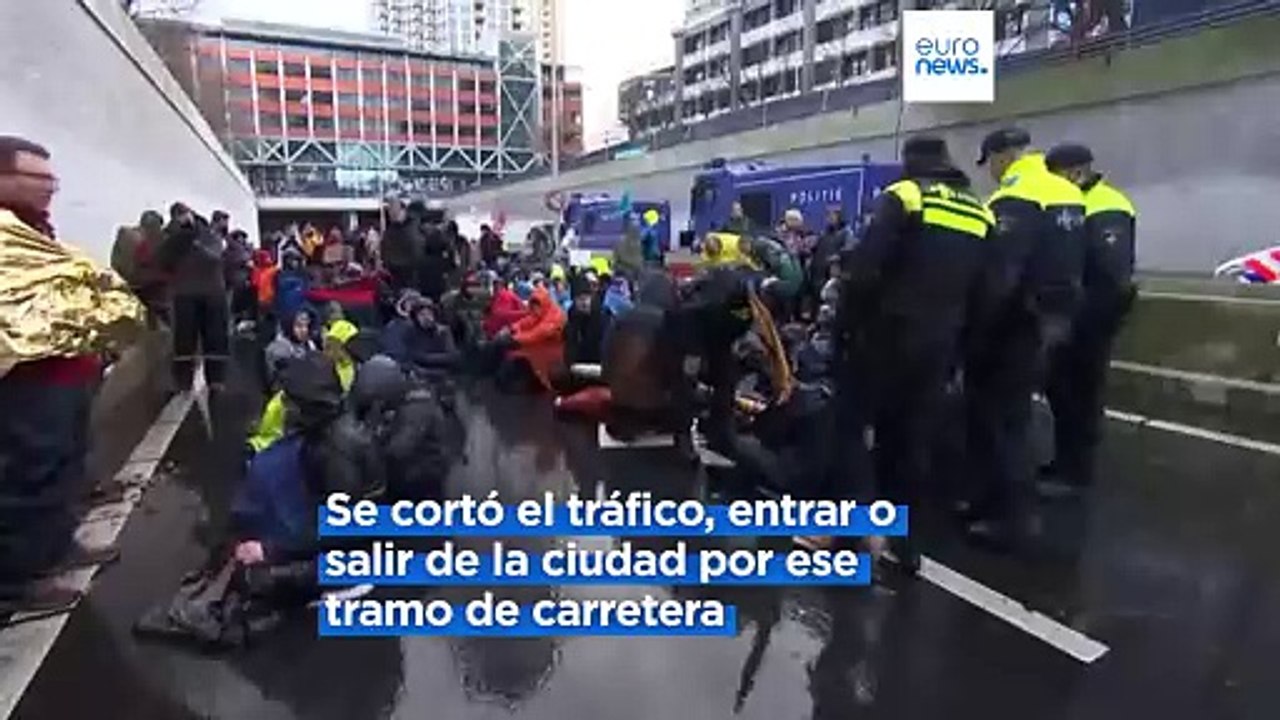 Detenidos varios activistas climáticos tras bloquear la principal activista de La Haya