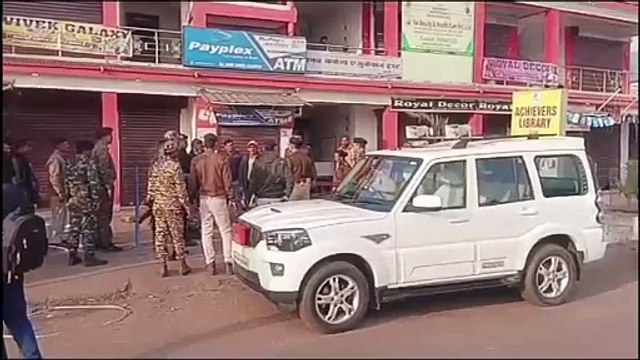 हिलटॉप आउटसोर्सिंग कम्पनी झड़प मामले में पुलिस की दबिश तेज,आशकोठी में सर्च अभियान में पुलिस को एक घर से मिला दो जिंदा बम,धारदार हथियार,महिला गिरफ्तार,90 टन कोयला भी किया गया जब्त,जेएमएम नेता पुलिस के ह
