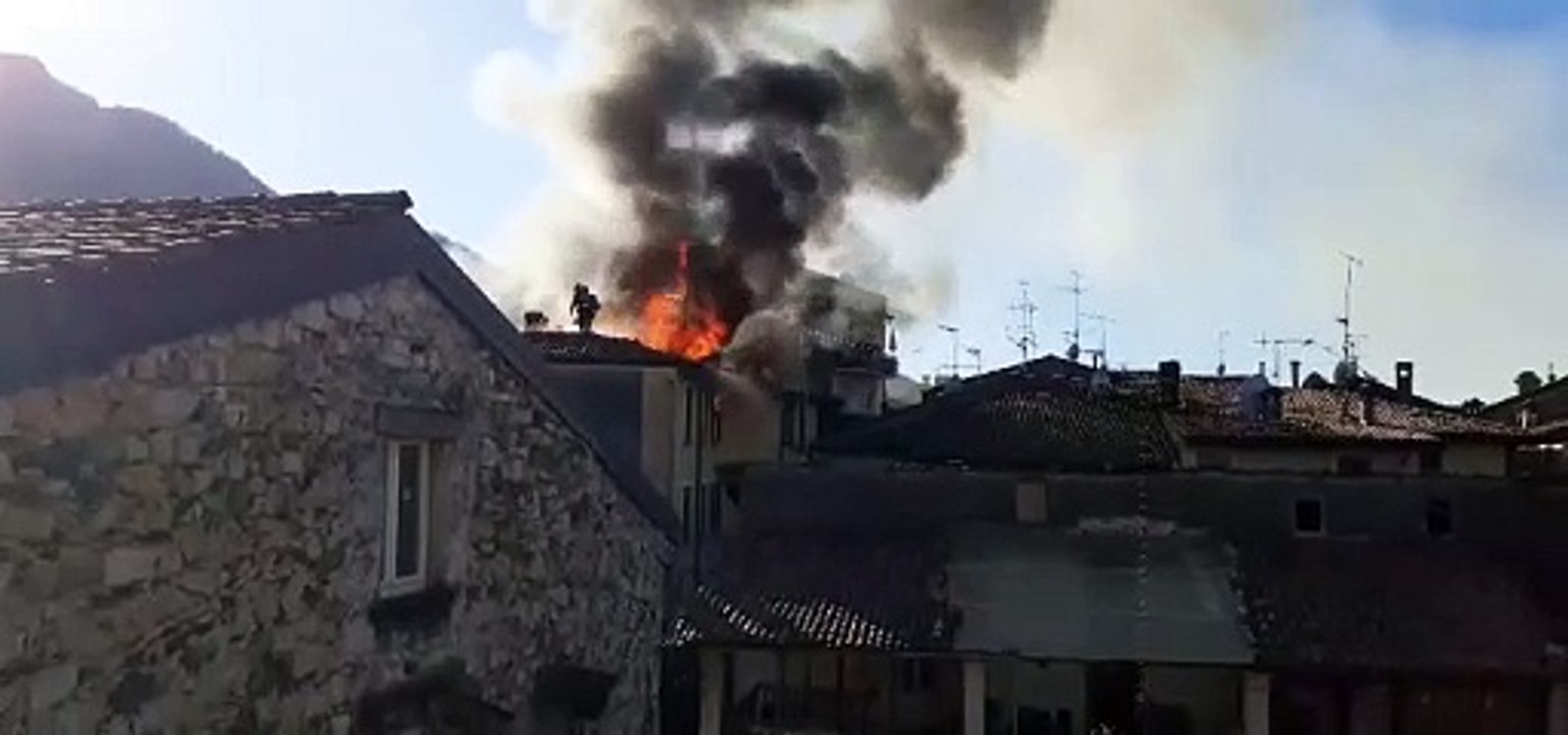 L'incendio di Iseo visto dalle case vicine: i pompieri al lavoro