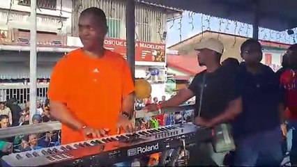 Roméo Leter et Léon Bertrand lors du premier vidé 2025 du carnaval à Cayenne