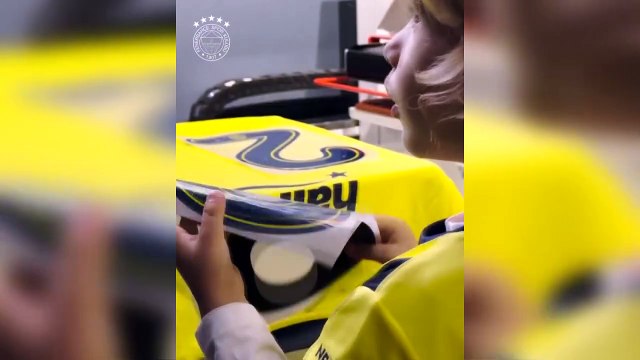 Fenerbahçe, İrfan Can Kahveci ile sözleşme yenilediğini bu videoyla duyurdu